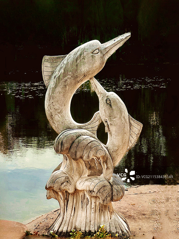 湖畔动物的雕塑图片素材