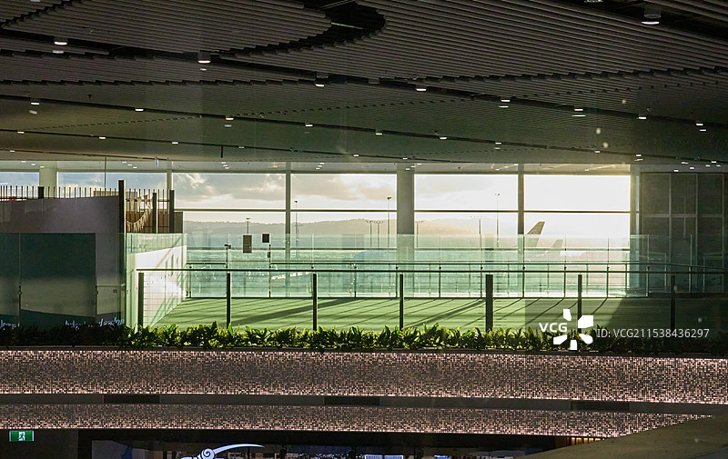 新西兰奥克兰国际机场窗外机场跑道与日光图片素材