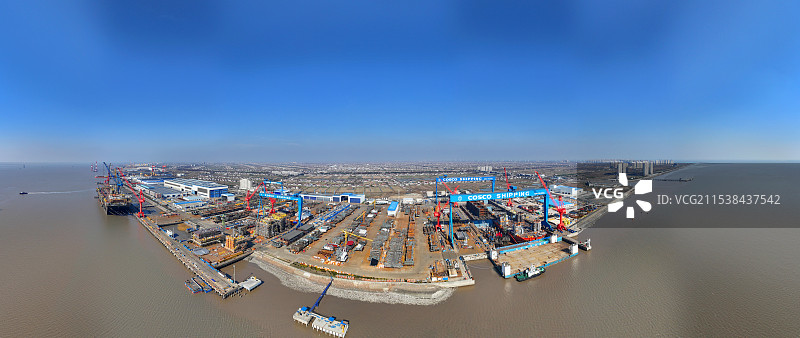 航拍江苏南通繁忙的启东中远海运海工码头图片素材