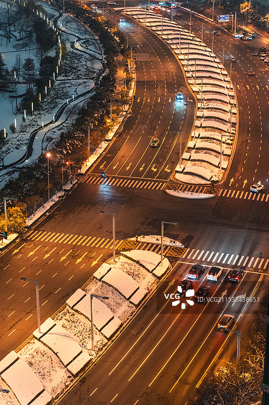 雪后夜间道路灯光路径的高角度视图图片素材