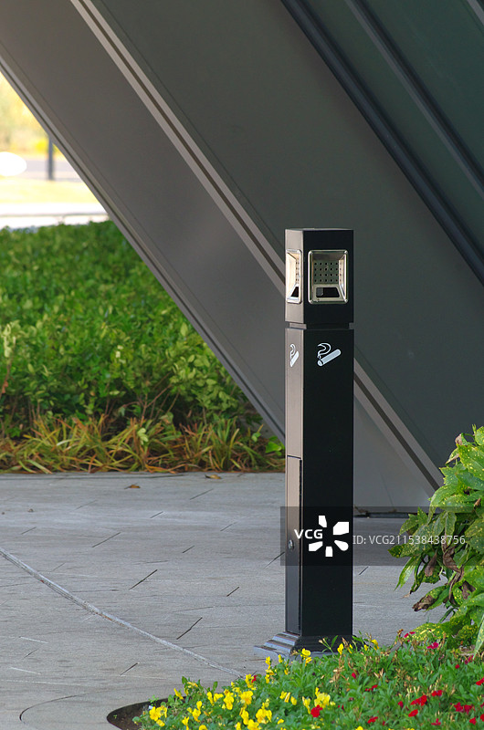 杭州电竞中心 户外吸烟点 室外烟灰缸图片素材