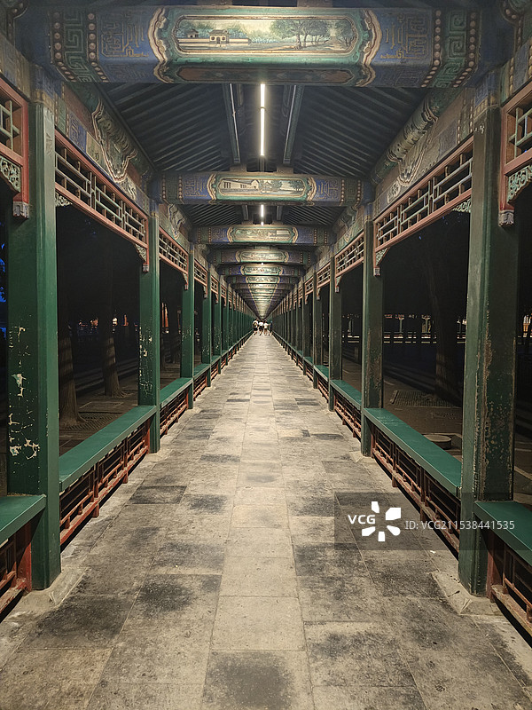 夜幕下的颐和园长廊图片素材