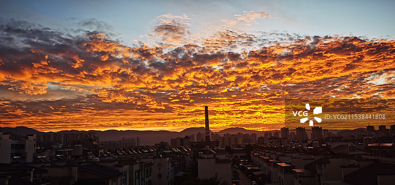 12月21日，云南保山隆阳区清晨爆发超级朝霞图片素材