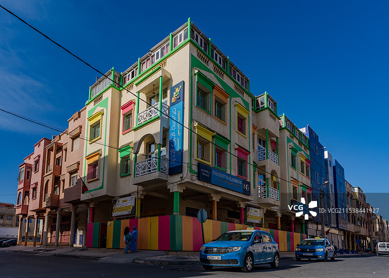 蓝天映衬下的城市多巴胺彩色建筑景观图片素材
