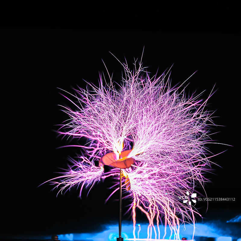 特斯拉线圈产生的美丽电弧图片素材