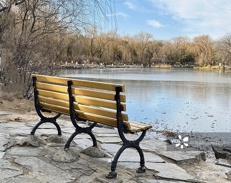 未名湖畔图片素材