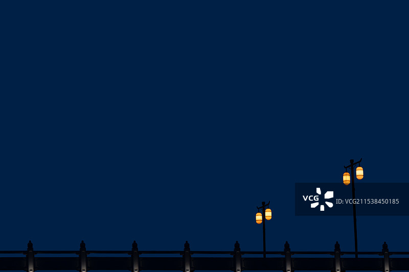 蓝调时刻下的路边极简路灯图图片素材