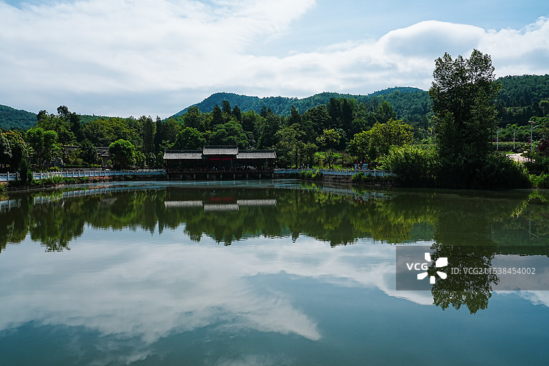 青山绿水间的悠然湖景图片素材