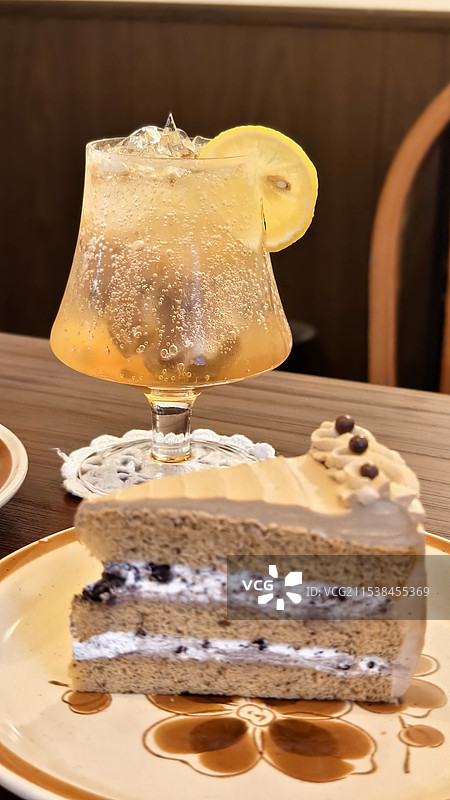 下午茶柠檬气泡水蛋糕特写图片素材