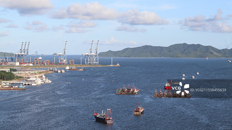 惠州大亚湾海边蓝色大海港口起重机图片素材