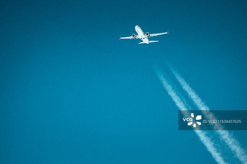 飞机迎天飞行的低角度视图图片素材