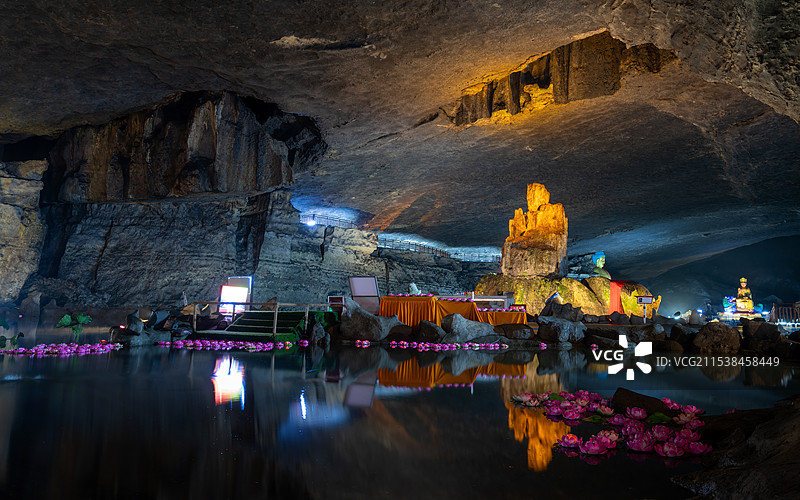 重庆金佛山古佛洞的天然石佛图片素材