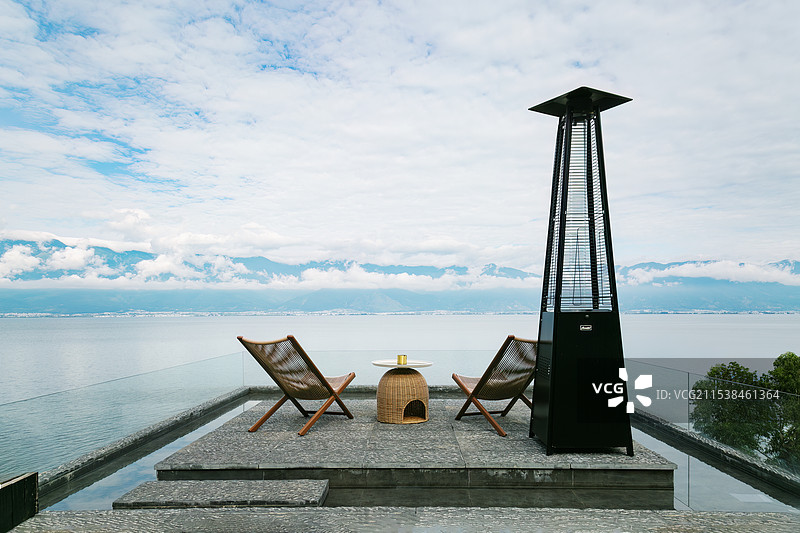 云南大理洱海的酒店观景露台图片素材