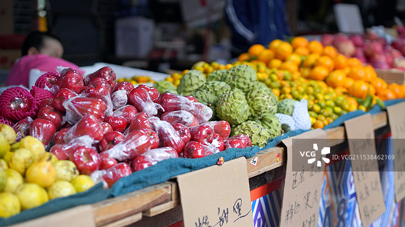 水果摊位上的释迦果和莲雾图片素材