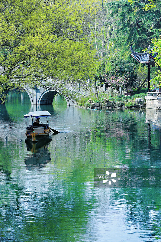 湖上泛轻舟图片素材