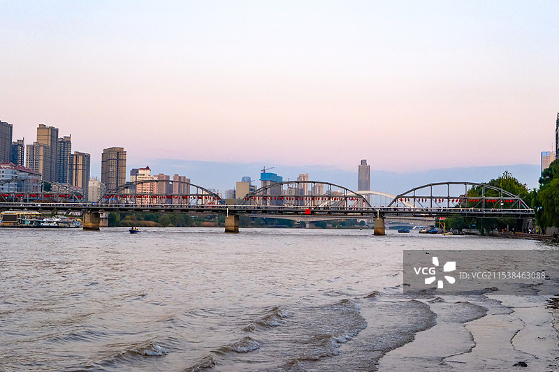 中国甘肃兰州市黄河风光，黄河母亲码头，黄河两岸城市风光，兰州傍晚黄河与城市风光，兰州中山桥，黄河柳树图片素材
