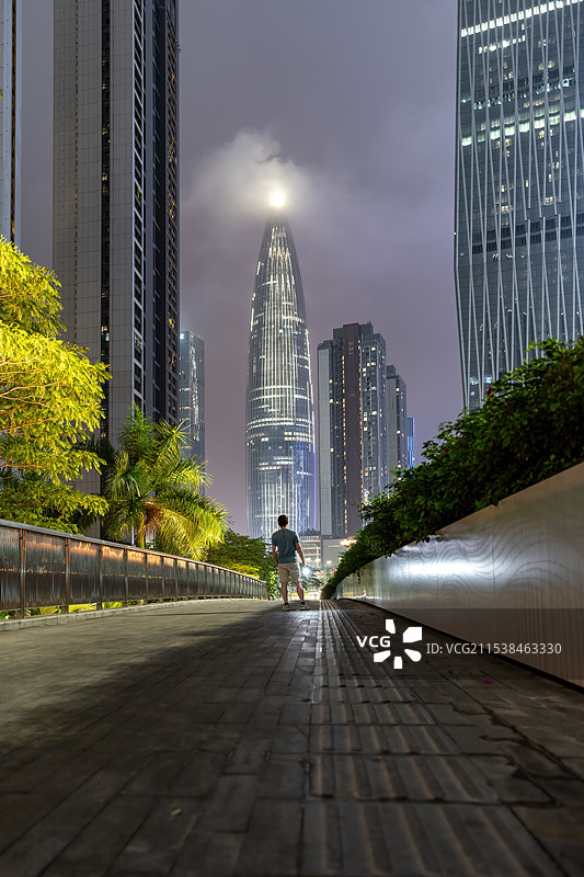 深圳南山春笋华润大厦摩天大楼与孤独背影图片素材