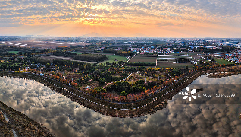 落日余晖映照孝妇河畔图片素材