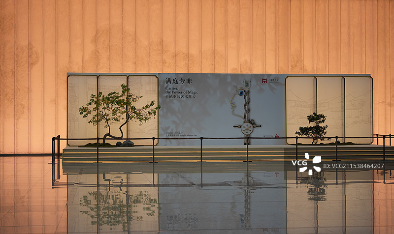 上海博物馆东馆大厅，琉璃幕墙壁画，浮玉山居图图片素材