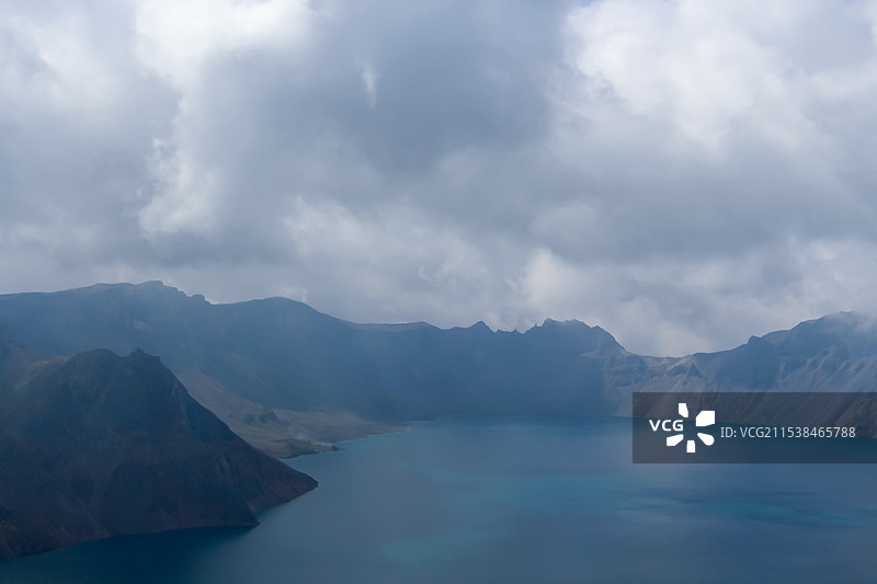 云雾里的长白山天池图片素材