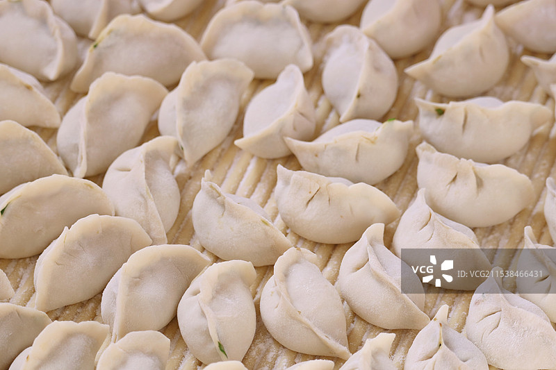 一盘包好的饺子图片素材