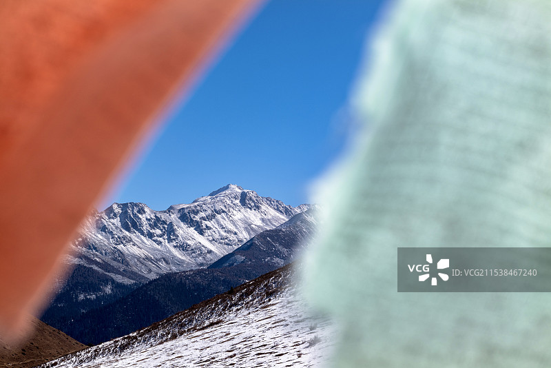经幡下的雅拉雪山图片素材