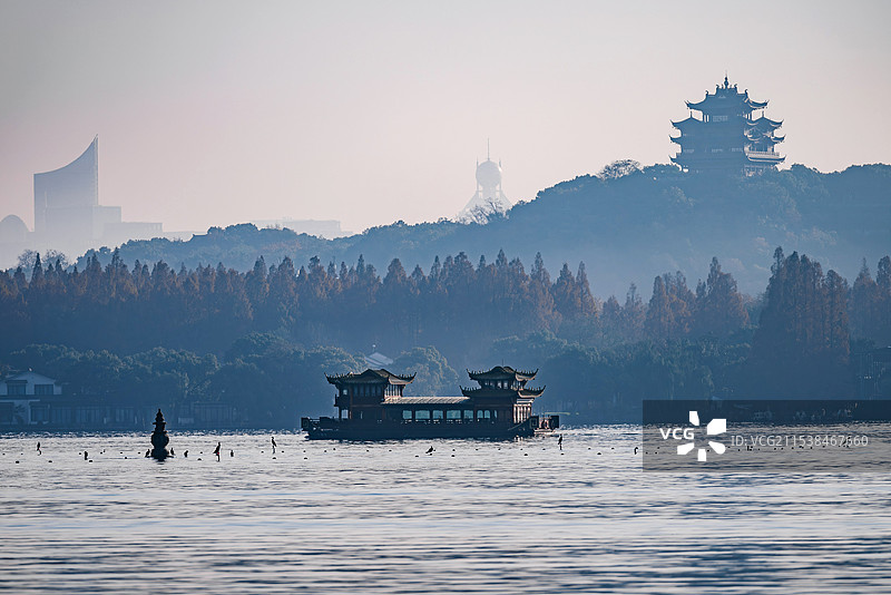清晨的西湖边，雾气袅袅图片素材