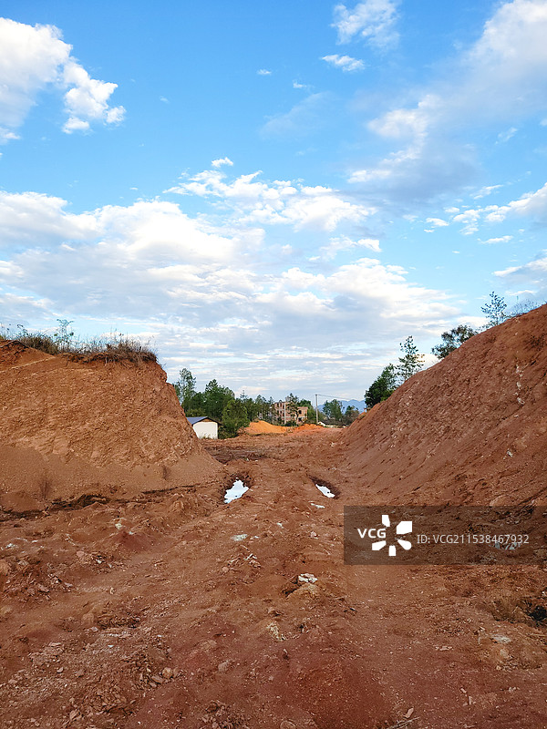 野外开路过程图片素材