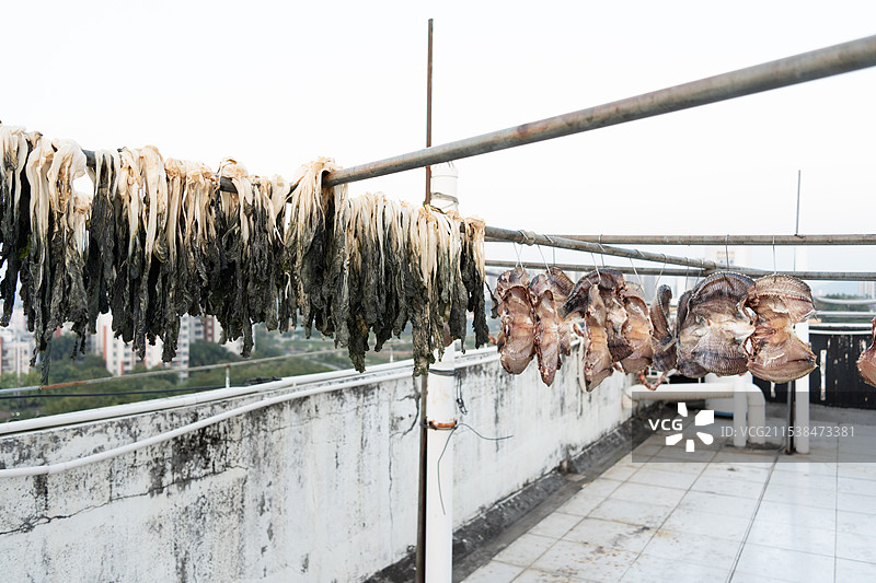 中国广东东莞谢岗镇的传统美食腌腊肥肉串串图片素材