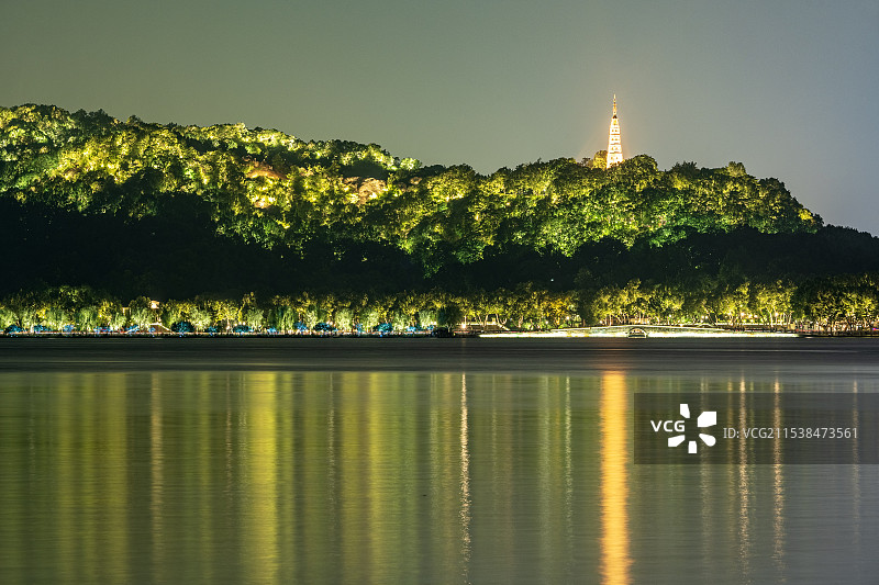 杭州西湖宝石山保俶塔断桥夜景同框图片素材