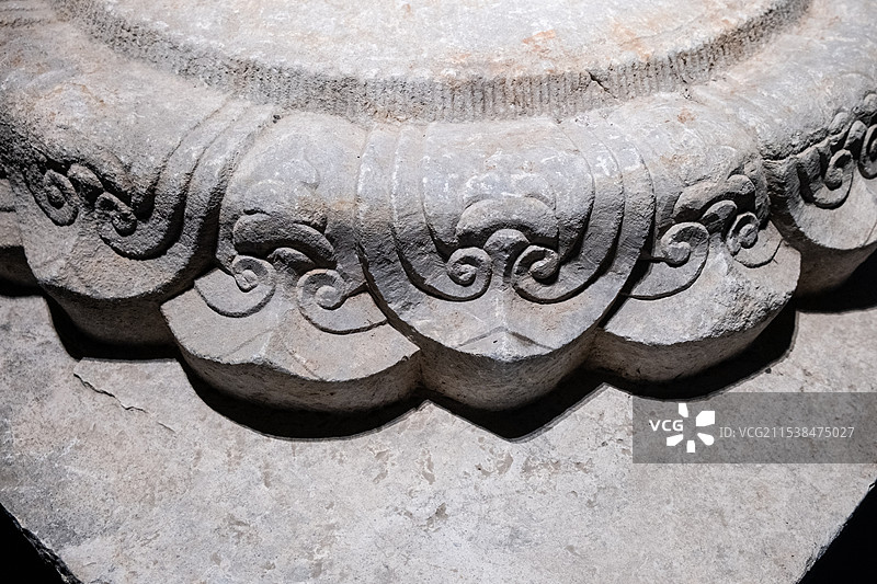 上海博物馆东馆考古馆青龙镇遗址出土隆平寺塔基莲花石柱础图片素材