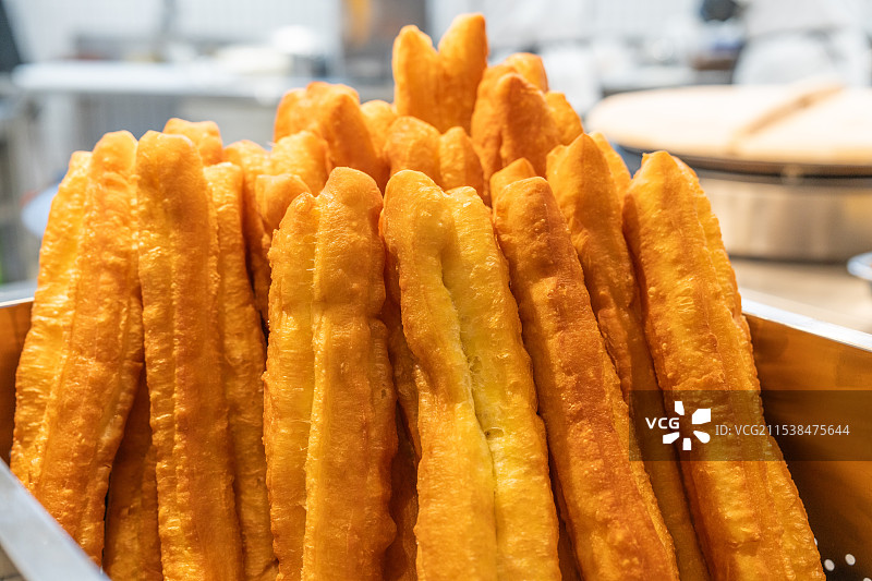 金黄酥脆油条特写图片素材
