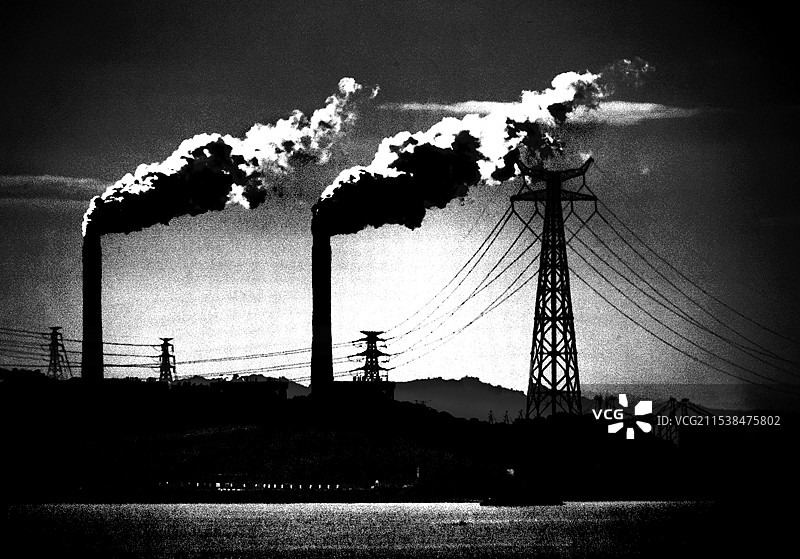 黑白复古影调颗粒感工业烟囱电塔剪影图片素材