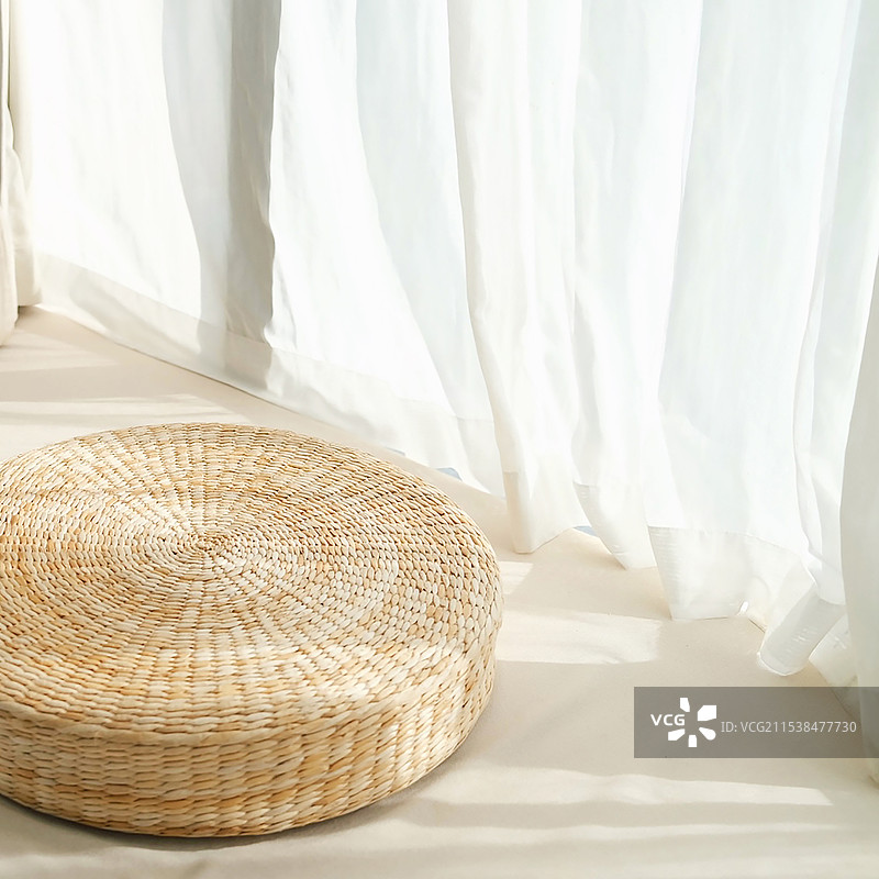 白色窗帘下的蒲团特写镜头图片素材