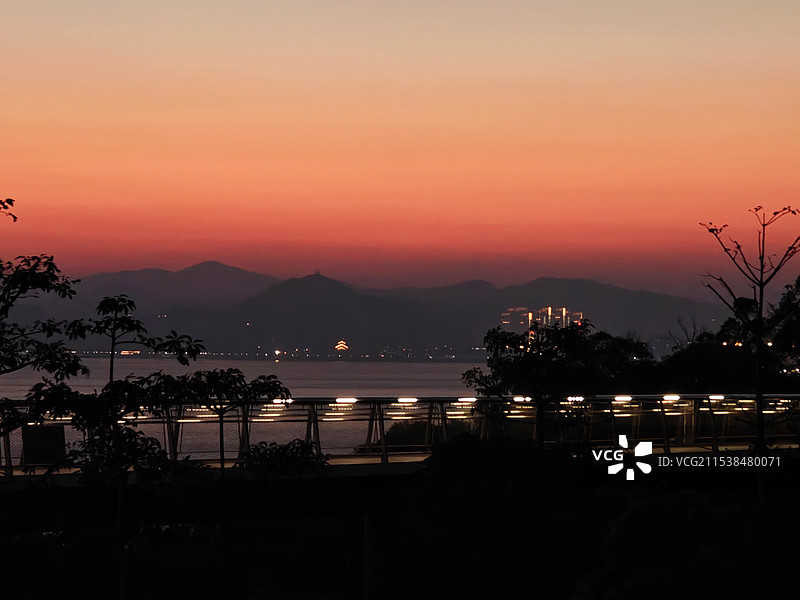 日落晚霞下的厦门山海步道林海线+双子塔图片素材