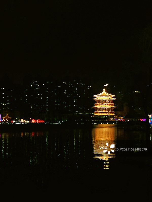 夜晚亮灯的西安大唐芙蓉园古建筑与湖中倒影图片素材