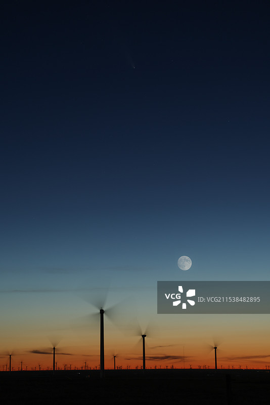 内蒙古落日夕阳风车月亮图片素材