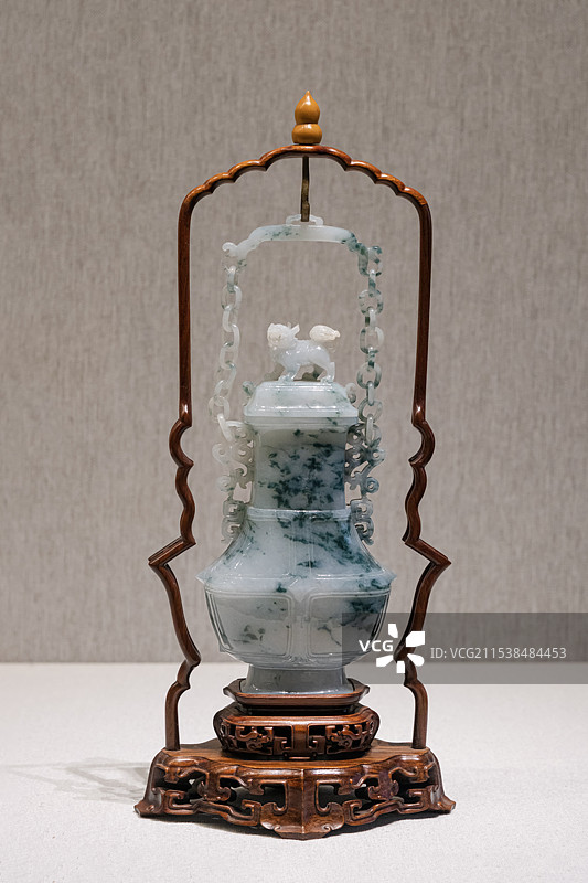 二十世纪七十年代上海玉雕翡翠提梁卣图片素材