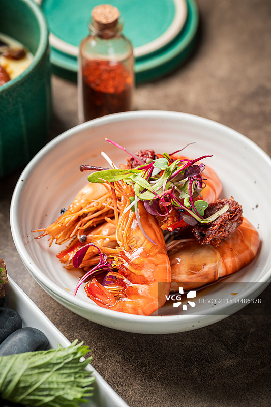 桌上碗里的虾的高角度视图图片素材