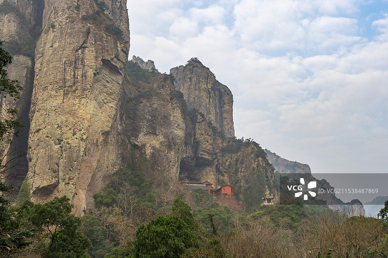 俯瞰天空的岩层全景-温州乐清-雁荡山-灵峰景区北斗洞图片素材