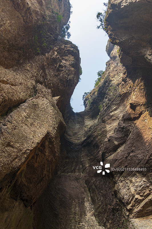 岩层低角度视图-温州乐清-雁荡山-三折瀑景区图片素材