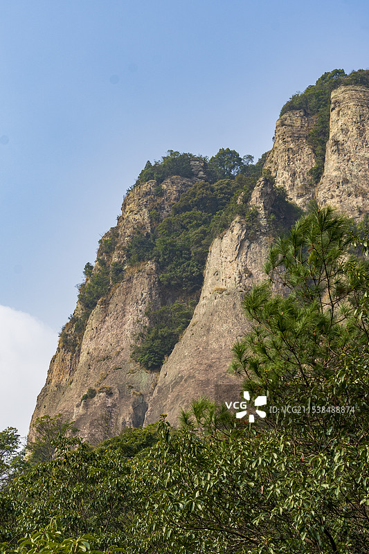 山上岩石对天的低角度视图-温州乐清-雁荡山-三折瀑景区图片素材