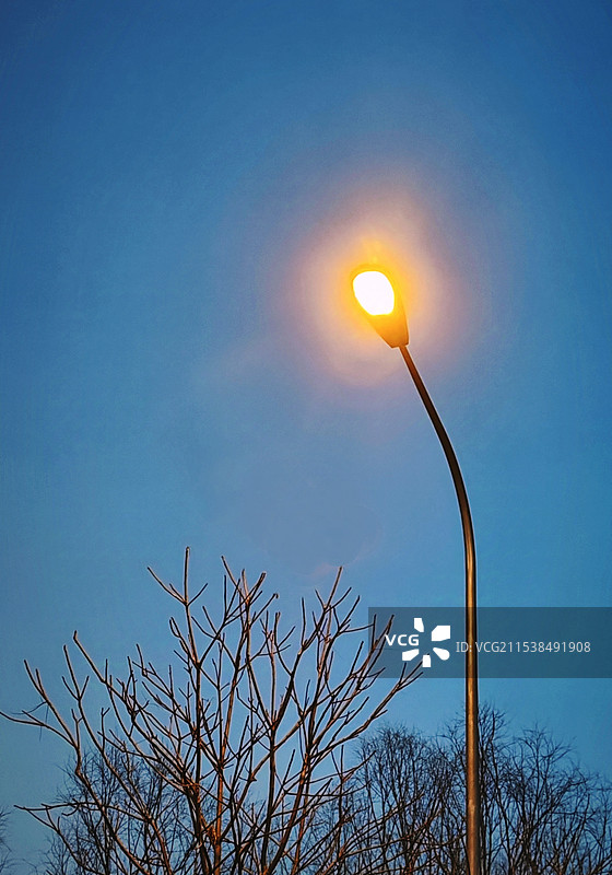 寒冷的冬夜，抬头看到如此温暖又浪漫的灯光，有感而摄图片素材