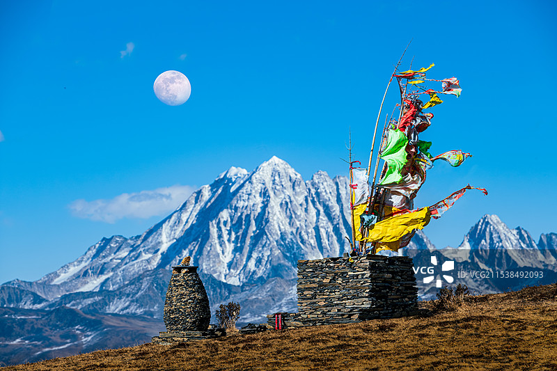 月下雅拉雪山经幡飘扬图片素材