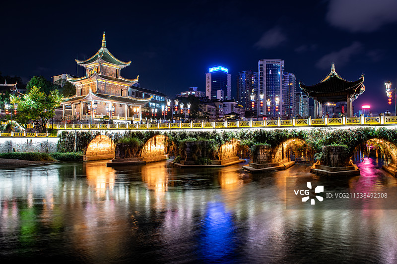 贵州省贵阳市地标建筑甲秀楼夜景风光图片素材