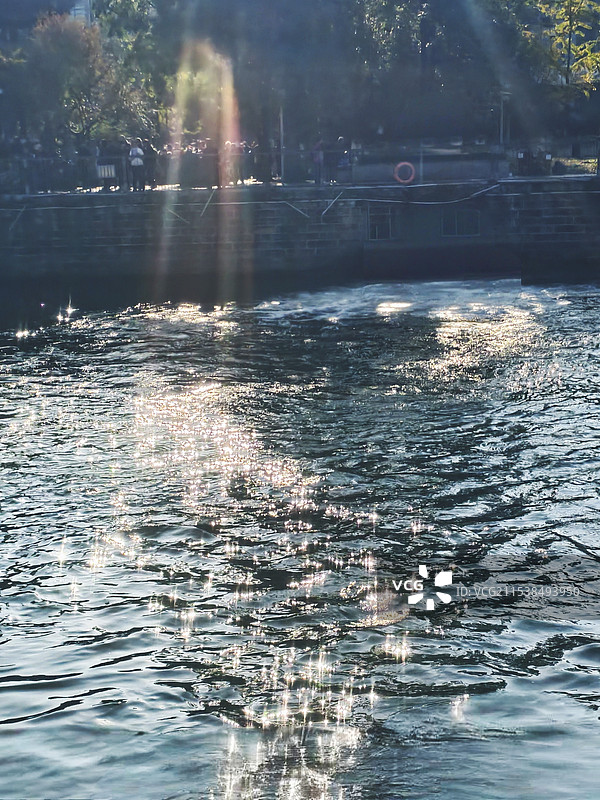 杜甫草堂旁边：一束射向小溪的光图片素材