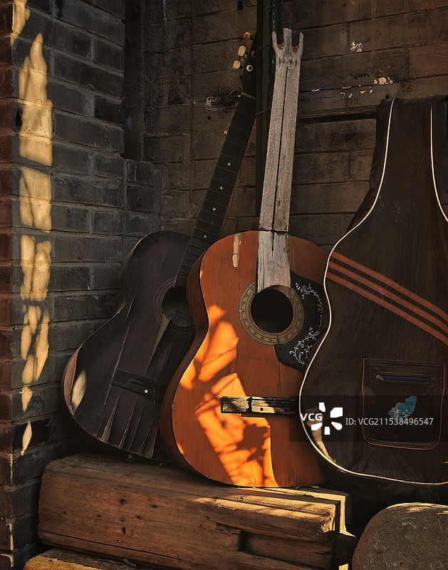 老北京胡同角落里的吉他图片素材