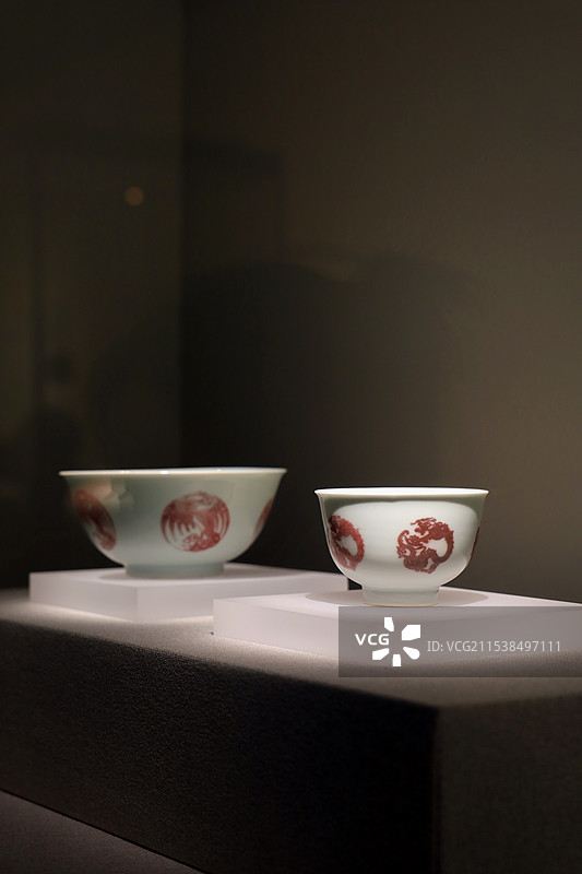 清代官窑瓷器——清康熙釉里红团龙纹碗图片素材