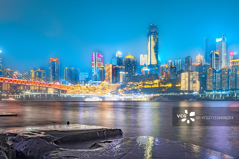 雾霾天气下的重庆江滩、洪崖洞千厮门大桥夜景图片素材