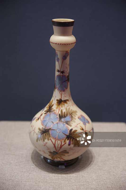 玻璃画珐琅仿陶瓷花卉纹蒜头瓶，美国，20世纪，孙中山大元帅府纪念馆展览的文物（天津博物馆藏）图片素材